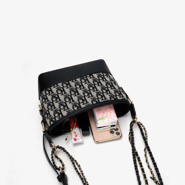 Női táska fekete és piros színben