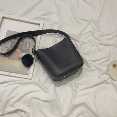 Väike nahast kott 3D ripatsiga