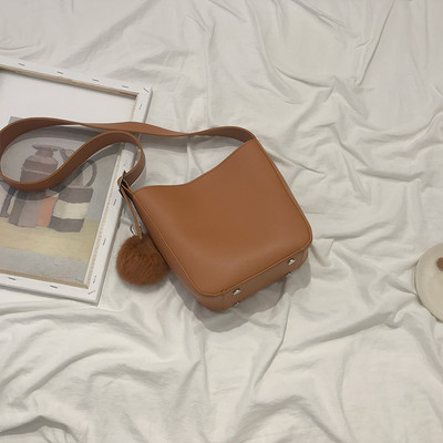 Väike nahast kott 3D ripatsiga