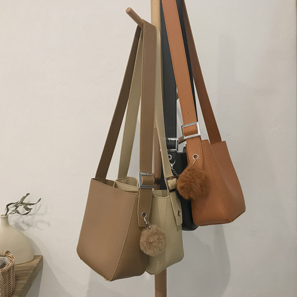 Väike nahast kott 3D ripatsiga