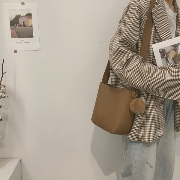 Väike nahast kott 3D ripatsiga