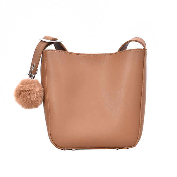 Väike nahast kott 3D ripatsiga