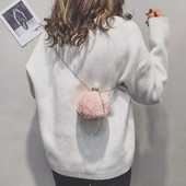 Mala puhasta ženska torba s metalnom kopčom i lancem