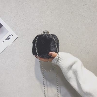 Mala puhasta ženska torba s metalnom kopčom i lancem