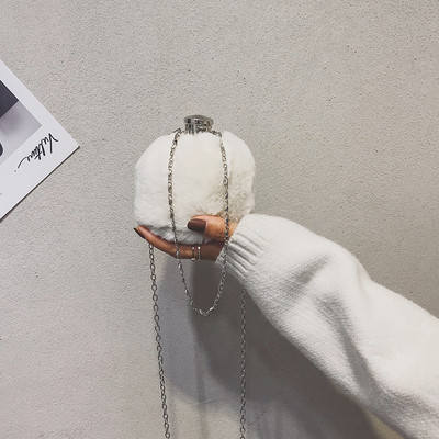 Mala puhasta ženska torba s metalnom kopčom i lancem