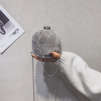 Mala puhasta ženska torba s metalnom kopčom i lancem