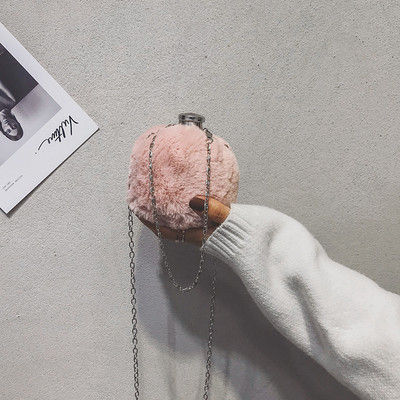 Mala puhasta ženska torba s metalnom kopčom i lancem