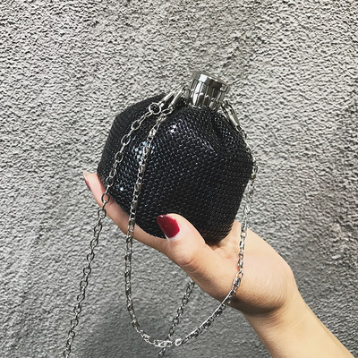 Mala puhasta ženska torba s metalnom kopčom i lancem