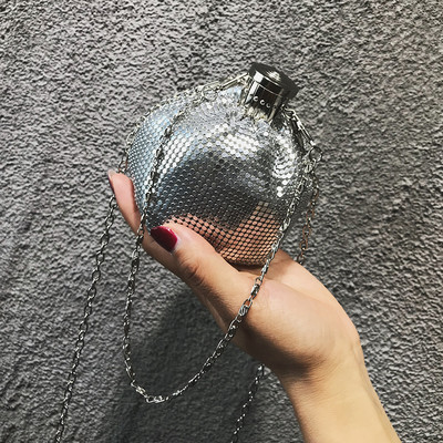 Mala puhasta ženska torba s metalnom kopčom i lancem