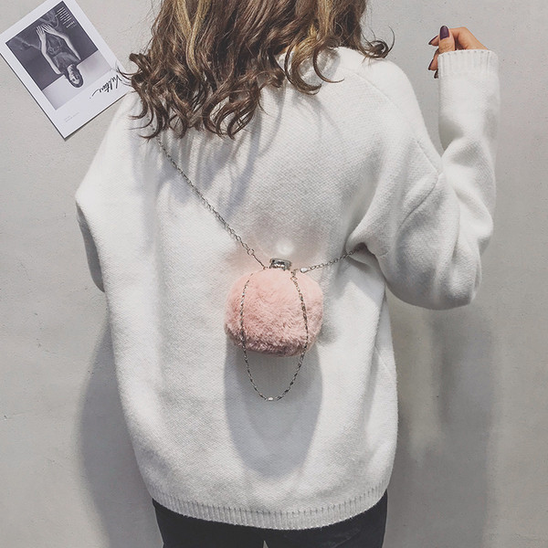 Mala puhasta ženska torba s metalnom kopčom i lancem