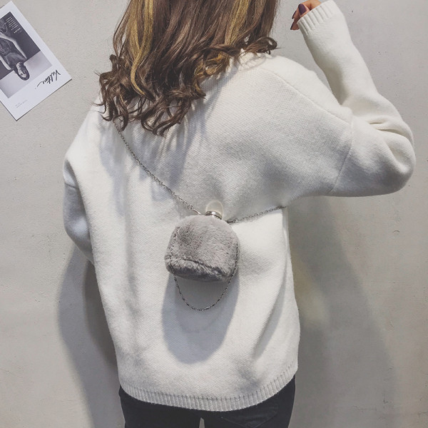 Mala puhasta ženska torba s metalnom kopčom i lancem