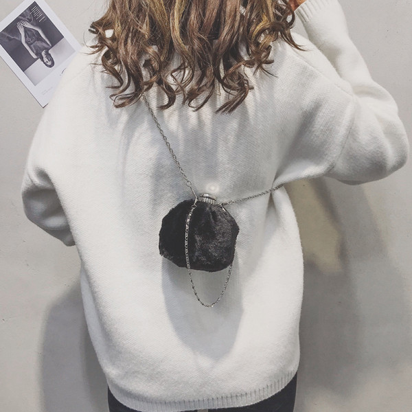 Mala puhasta ženska torba s metalnom kopčom i lancem