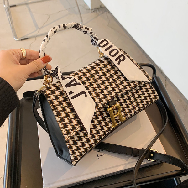 Modern női táska hosszú bőr fogantyúval, fém díszítéssel