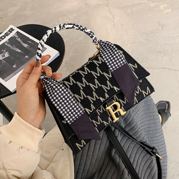 Modern női táska hosszú bőr fogantyúval, fém díszítéssel