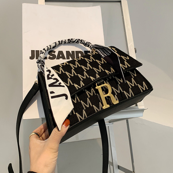 Modern női táska hosszú bőr fogantyúval, fém díszítéssel