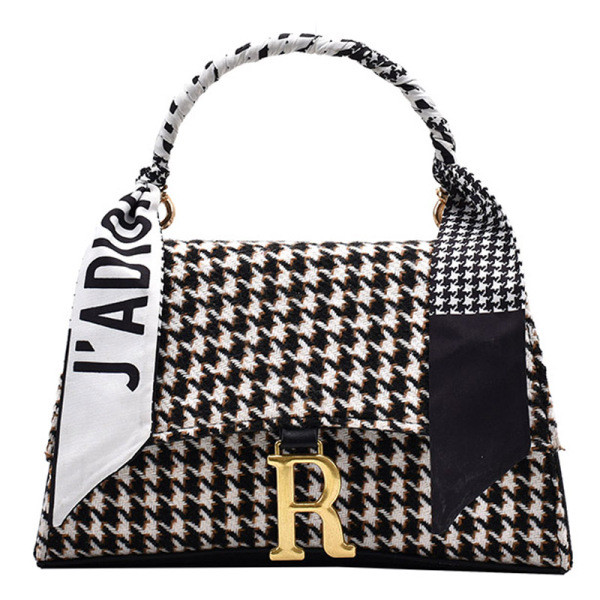 Modern női táska hosszú bőr fogantyúval, fém díszítéssel