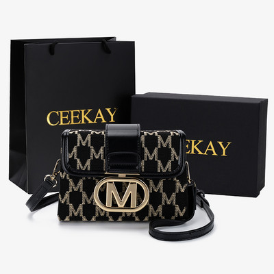 Musta ja punase metallist kaunistusega naistekott