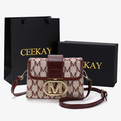 Musta ja punase metallist kaunistusega naistekott