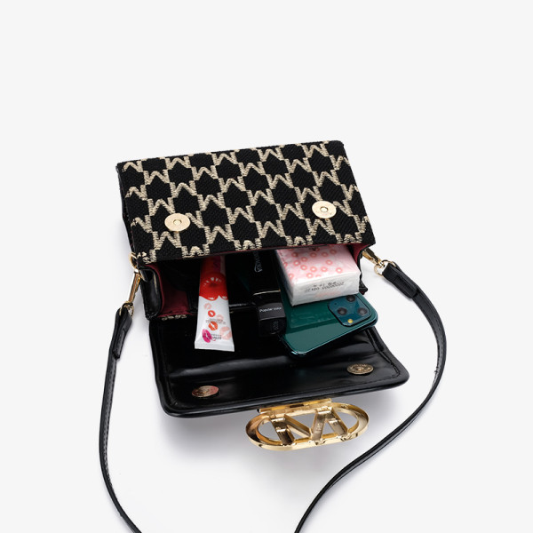 Musta ja punase metallist kaunistusega naistekott