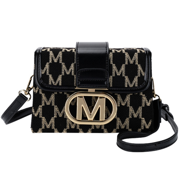 Musta ja punase metallist kaunistusega naistekott