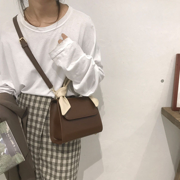 Modern kis táska két fogantyúval, öko bőrből