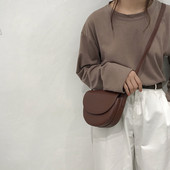 Tiszta műbőr modellből készült kis táska