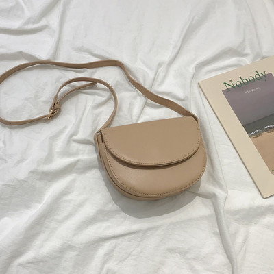 Tiszta műbőr modellből készült kis táska