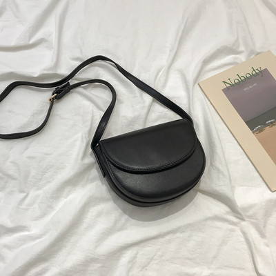 Tiszta műbőr modellből készült kis táska