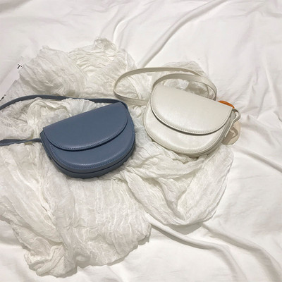 Tiszta műbőr modellből készült kis táska