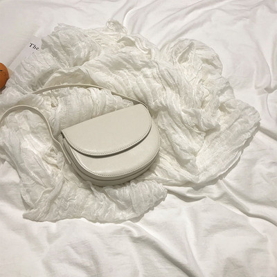 Tiszta műbőr modellből készült kis táska