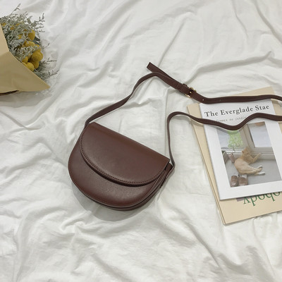 Tiszta műbőr modellből készült kis táska