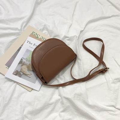 Tiszta műbőr modellből készült kis táska