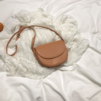 Tiszta műbőr modellből készült kis táska