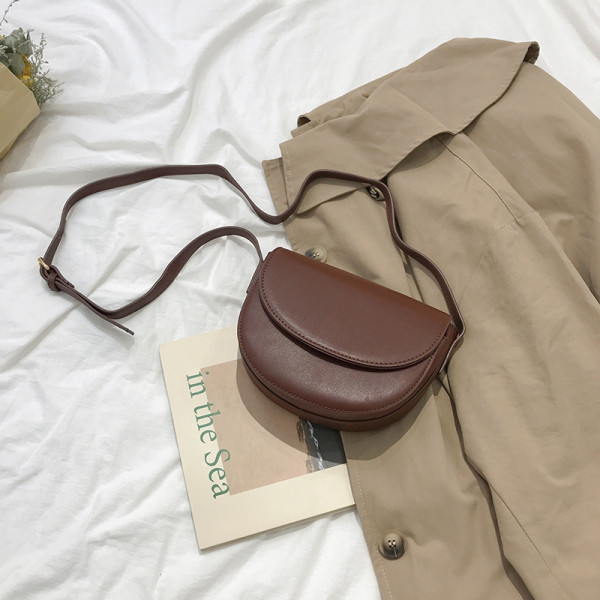 Tiszta műbőr modellből készült kis táska