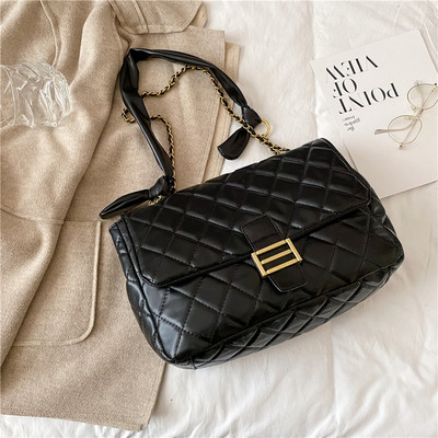 Ženska kožna torba sa metalnom kopčom