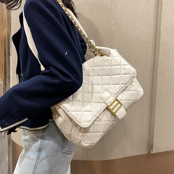 Ženska kožna torba sa metalnom kopčom