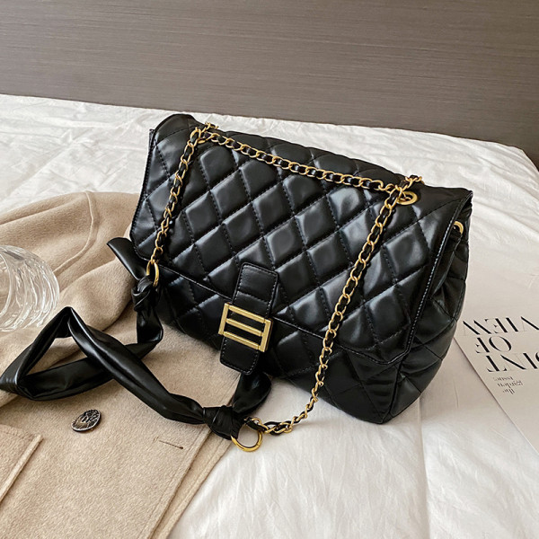 Ženska kožna torba sa metalnom kopčom