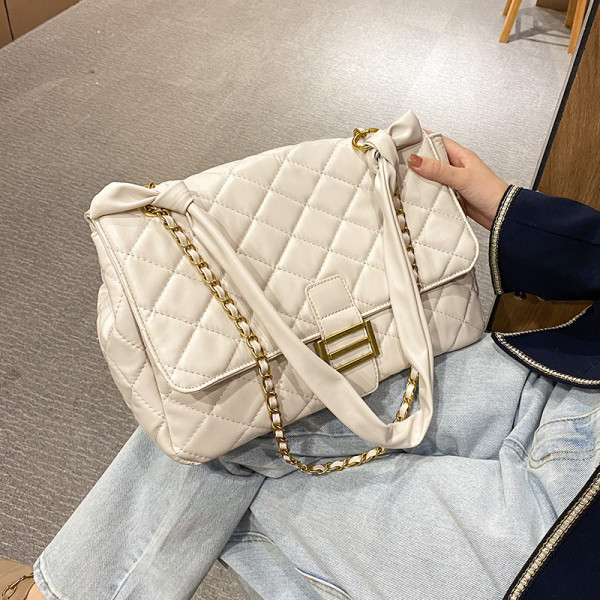 Ženska kožna torba sa metalnom kopčom