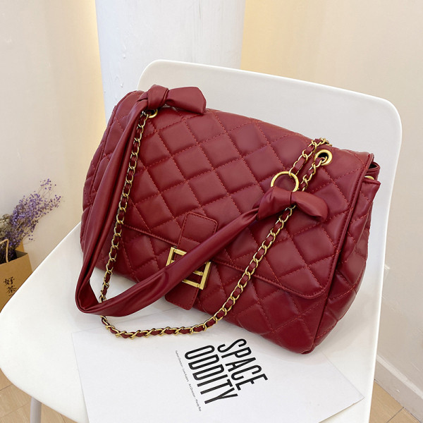 Ženska kožna torba sa metalnom kopčom