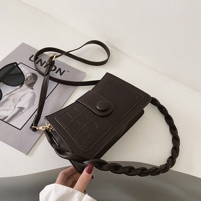 Μικρή γυναικεία τσάντα με πλεκτή λαβή από οικολογικό δέρμα