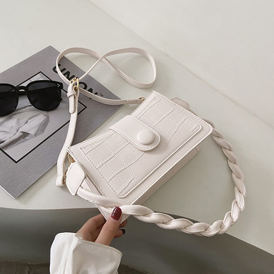 Μικρή γυναικεία τσάντα με πλεκτή λαβή από οικολογικό δέρμα