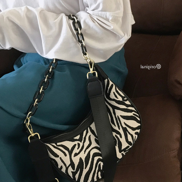 Sebratrüki ja kahe sangaga naistekott