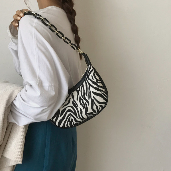 Sebratrüki ja kahe sangaga naistekott