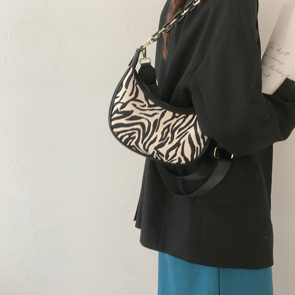 Sebratrüki ja kahe sangaga naistekott