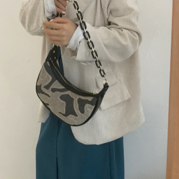 Sebratrüki ja kahe sangaga naistekott