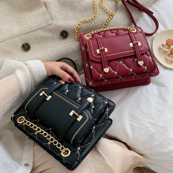 Moderna ženska torba s metalnim lancem