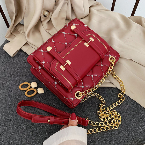 Moderna ženska torba s metalnim lancem