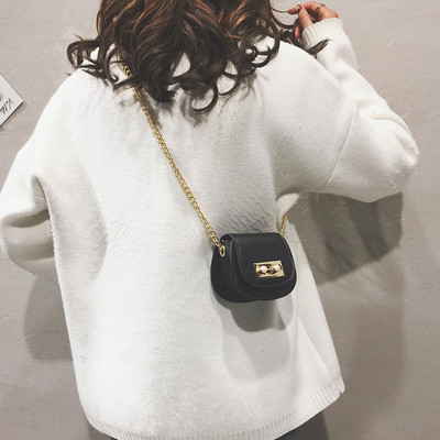 Väike metallkinnitusega kunstnahast kott