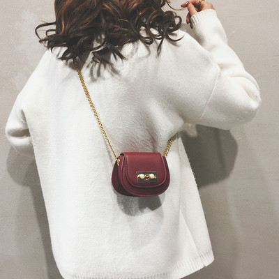 Väike metallkinnitusega kunstnahast kott