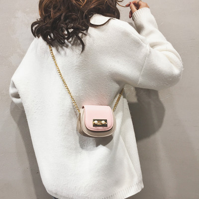 Väike metallkinnitusega kunstnahast kott